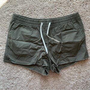 Vuori Womens Vintage Ripstop Shorts XL Extra Large Army Green VW385 Pockets